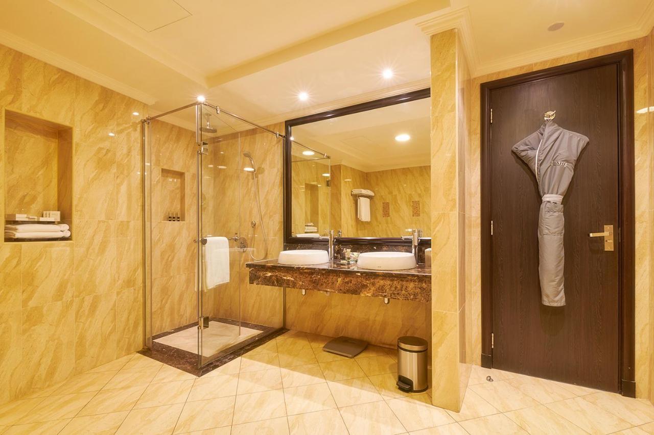 Bahi Ajman Palace Hotel エクステリア 写真 A bathroom at the Taj Bengal