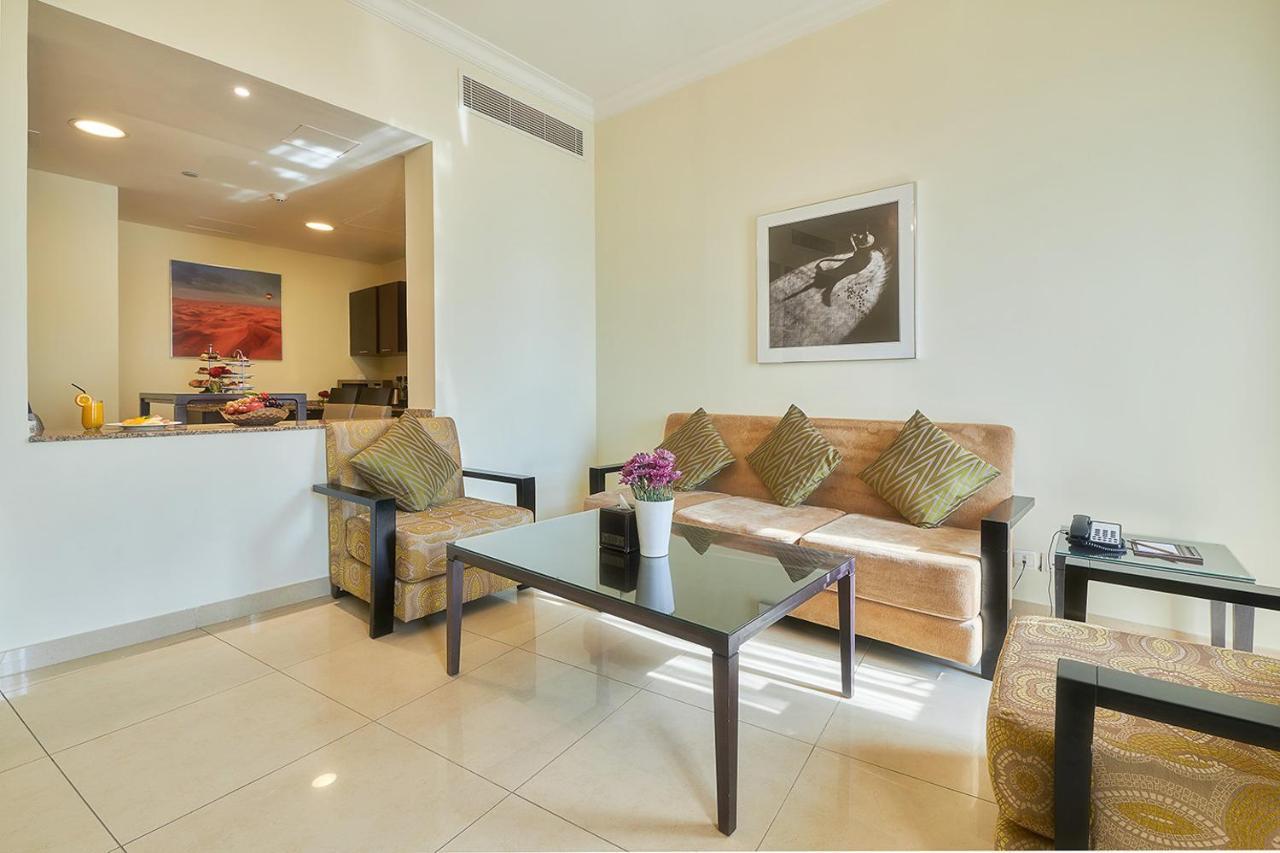 Bahi Ajman Palace Hotel エクステリア 写真 A living room in a serviced apartment in Dubai